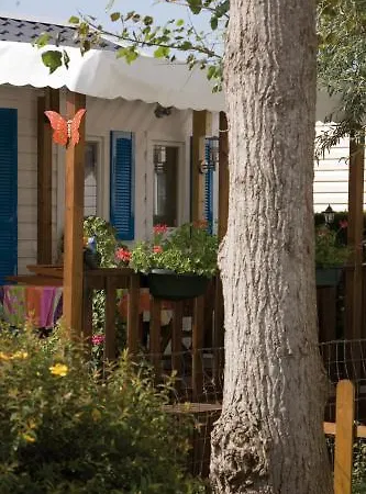 Les Garennes אתר קמפינג 4*