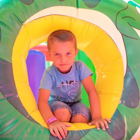 Les Garennes אתר קמפינג 4*