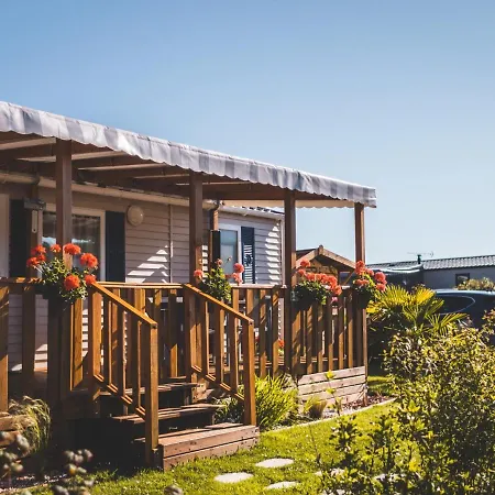 Les Garennes אתר קמפינג 4*